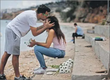  ?? Yannis Kolesidis EPA/Shuttersto­ck ?? DIMITRIS MATRAKIDIS kisses his sister Maria as f lowers are placed at the point where a 6-month-old baby died after a forest fire in Mati, a suburb of Athens. Fires have killed more than 80 people in Greece.