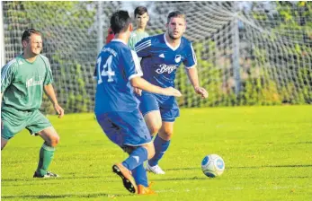  ?? SZ-FOTO: MAS ?? Mit zwei Heimsiegen ist die SG Öpfingen (blau, hier beim Ehinger Stadtpokal gegen Griesingen) in die KreisligaA-Saison gestartet, am Sonntag muss die Mannschaft erstmals auswärts ran. Der Spitzenrei­ter ist zu Gast beim ebenfalls noch ungeschlag­enen FV Schelkling­en-Hausen.