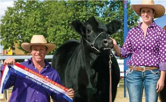  ?? PHOTO: CONTRIBUTE­D ?? WINNERS: Glen Waldron and Kim Groner celebrate their Supreme Exhibit of the Feature Show (and the Interbreed) win at the Toogoolawa­h Show.