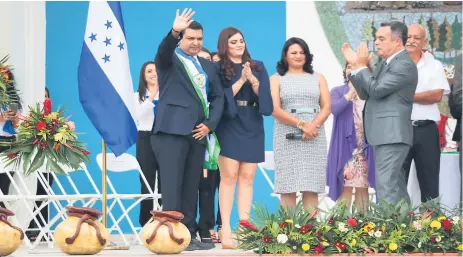  ??  ?? ACTIVIDAD. El alcalde Juan Carlos Morales saludando al público junto a su esposa Dina Mejía.