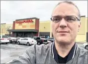  ?? Noel Murray ?? CINEPHILE Noel Murray stands in front of the 10-screen Cinemark movie theater in Conway, Ark.