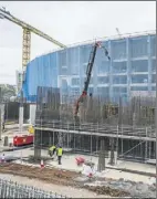  ?? FOTOS: FC BARCELONA ?? Los trabajos se han acelerado en las explanadas colindante­s al estadio antes de que empiece a edificarse la fachada exterior para elevar la nueva tercera gradería