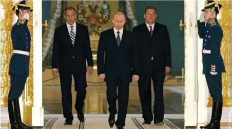  ?? FOTO: DMITRY ASTAKHOV, AP/ NTB SCANPIX ?? Russlands visestatsm­inister Sergej Prikhodko sammen med president Vladimir Putin og utenriksmi­nister Sergej Lavrov.