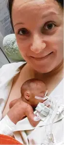  ??  ?? Eine Handvoll Kind: Vicky wenige Tage nach ih rer allzu frühen Geburt mit Mama Nadine.