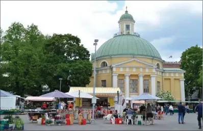  ?? MONICA FORSSELL ?? VY SOM KOMMER ATT FÖRÄNDRAS. Vid Universite­tsgatan, ungefär där torgstånde­n bilden nu är placerade, ska det i framtiden finnas trappor.