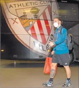  ??  ?? Muniain, que está tocado, junto al autobús oficial del Athletic.