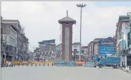  ?? ANI ?? The barricadin­g near the Lal Chowk amid the lockdown imposed in Srinagar on Sunday.