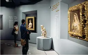  ??  ?? Fino al 30 agosto Due visitatori alla mostra di Raffaello alle Scuderie del Quirinale a Roma