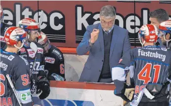  ?? FOTO: DPA ?? Trainer Pat Cortina und die Spieler der Schwenning­er Wild Wings.