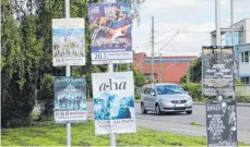  ?? FOTO: LARISSA SCHÜTZ ?? Entlang der Trossinger Straßen hängen zahlreiche Plakate - manche mit Erlaubnis der Stadt, andere nicht.