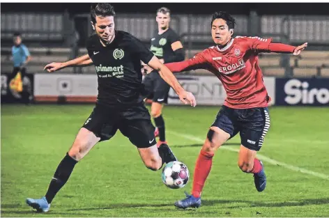  ?? RP-FOTO: MARKUS VAN OFFERN ?? Lang ist’s her: Der 1. FC Kleve – hier Ryo Terada (rechts) – hat am 21. Oktober gegen TVD Velbert sein letztes Heimspiel bestritten.