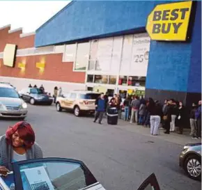  ?? BLOOMBERG PIC ?? Shoppers waiting outside a Best Buy Co store in Kentucky. The retailer will stop selling Huawei Technologi­es mobile devices over the next few weeks, says a source.