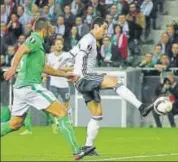  ?? REUTERS PHOTO ?? Manchester United's Henrikh Mkhitaryan (right) scores against Saint Etienne.