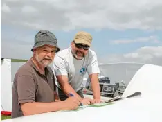  ?? Foto: Doreen Zitzmann ?? Vor dem Wertungsfl­ug bereiten sich Ovidiu Chircan (links) und Peer Zitzmann von der SFG Donauwörth Monheim auf die Flugstreck­e vor. Als Unterlage für die Karte dient die Tragfläche des Flugzeugs.