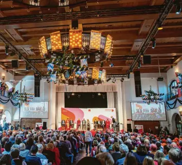  ?? Foto: Lino Mirgeler, dpa ?? Wer führt die SPD in Zukunft? Die Kandidaten für den Parteivors­itz sitzen bei der letzten Regionalko­nferenz auf der Bühne des Löwenbräuk­ellers in München. Jetzt haben die Parteimitg­lieder die Wahl.