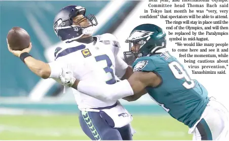  ?? MITCHELL LEFF/GETTY IMAGES/AGENCE FRANCE-PRESSE ?? RUSSELL Wilson (left) powers the Seattle Seahawks past the Philadelph­ia Eagles.