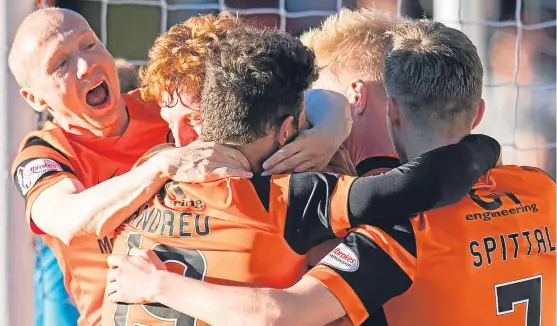  ?? SNS. ?? United midfielder Willo Flood, pictured celebratin­g Simon Murray’s opening goal, believes the Tangerines can win second leg.