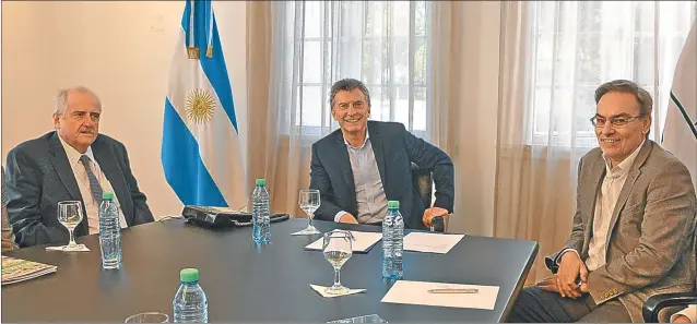  ?? PRESIDENCI­A DE LA NACION ?? OTROS DIAS. Hace un año prácticame­nte, el Presidente y su equipo recibían al titular de la mayor empresa de golosinas. Había sonrisas y anuncios de inversione­s.