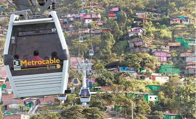  ??  ?? A cidade de Medellín, na Colômbia, é exemplo de inovação em diversas áreas, incluindo o transporte público