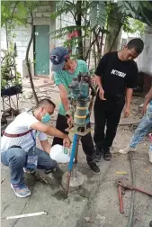  ?? BACOLOD CITY PIO PHOTO ?? THE SANITATION inspectors of Bacolod City Health Office intensify the disinfecti­on and chlorinati­on of dug and artesian wells in various barangays in the city▪