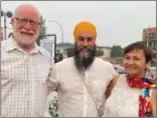  ?? JAMES MILLER/Penticton Herald ?? NDP MP Richard Cannings poses with NDP Leader Jagmeet Singh and area candidate Joan Phillip on Friday in Penticton.