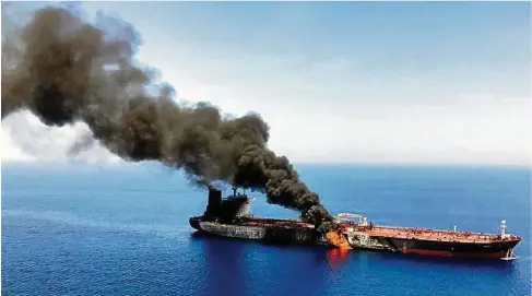 ?? FOTO: DPA ?? Im Golf von Oman geriet der Öltanker „Front Altair“der norwegisch­en Reederei Frontline nach einem Angriff in Brand.
