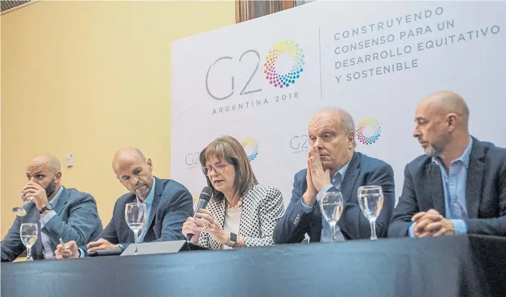  ?? CONSTANZA NISCÓVOLOS ?? En conferenci­a. Juan José Mendez, Guillermo Dietrich, Patricia Bullrich, Hernán Lombardi y Martín Ocampo, en la presentaci­ón del operativo de seguridad.