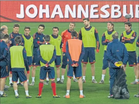  ??  ?? Los jugadores de la Selección rodean a Vicente del Bosque antes de comenzar el último entrenamie­nto antes de la final del Mundial de Sudáfrica.