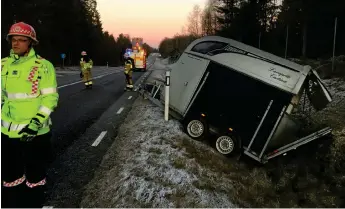  ?? Bild: LENNART HILDINGSSO­N ?? EFTER OLYCKAN. Det var glashalt på asfalten, vid olycksplat­s i Skärshult.