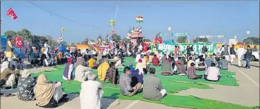  ??  ?? Farmers protest on the national highway at Shahjahanp­ur in Alwar.