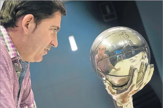  ?? ROSER VILALLONGA ?? Xavi Pascual contempla el trofeu que acredita el seu Barcelona Regal com a campió de la Lliga Endesa 2011-12