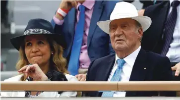  ?? Foto Kai Pfaffenbac­h/Reuters ?? Nekdanji španski kralj Juan Carlos z ženo Sofijo lani na teniškem turnirju Roland Garros v Parizu. Zdaj je kralj v izgnanstvu, kraljica pa je ostala v Španiji.