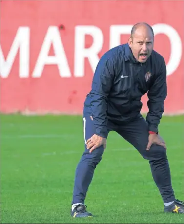  ??  ?? José Alberto pide intensidad a sus jugadores durante una sesión en Mareo.