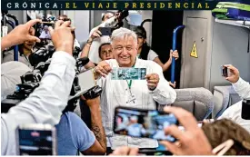  ?? ?? ■ Visiblemen­te contento, el Presidente López Obrador mostró a los fotógrafos su boleto del viaje inaugural del Tren Maya entre Campeche y Cancún.