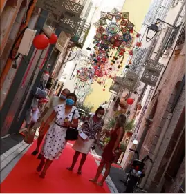  ?? (Photos Laurent Martinat) ?? Neuf attrape-rêves et un tapis ont été réalisé par l’associatio­n « Happy fil, feel happy » pour décorer la rue du temple.