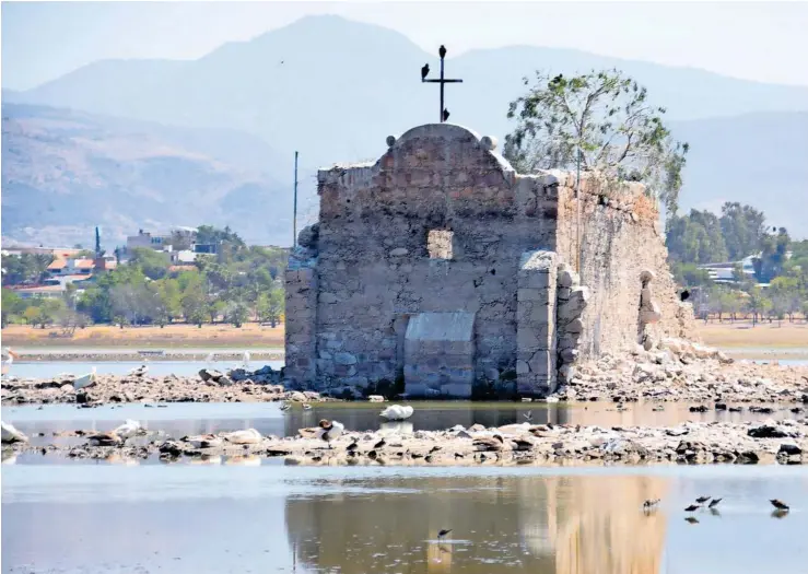  ?? FOTOS: FRANCISCO CARMONA ?? El granero que se oculta en el fondo de la presa resurgió a la vista gracias a la sequía que azota al estado