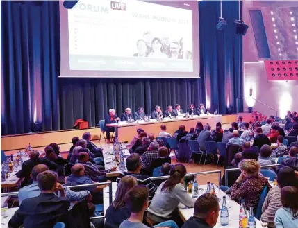  ??  ?? Sechs Direktkand­idaten aus dem heimischen Wahlkreis Neu Ulm stellten sich auf dem Podium der Diskussion. Rund 250 Besucher waren ins Günzburger F