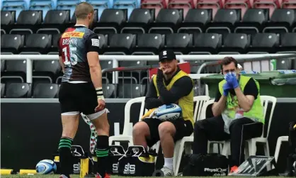  ?? Photograph: David Rogers/Getty Images ?? Mike Brown walks off the pitch after receiving a red card in the match between Harlequins and Wasps.