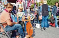  ??  ?? Janine Hermann vom Wollkistl aus Scheuring zeigte den interessie­rten Besuchern die Kunst des Spinnens.