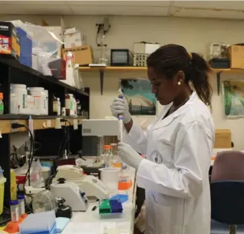  ?? HOLLY HONDERICH PHOTOS/TORONTO STAR ?? PhD student Vanessa Williams says the boost will help her work “immensely” in U of T’s kidney research lab.