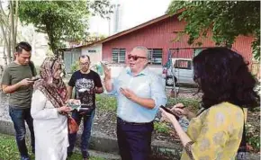  ?? PIC BY MUHAMMAD MIKAIL ONG ?? Citizens Awareness Chant Group adviser Yan Lee (second from right) speaking to reporters at the 3.2ha land bordering Lebuhraya Codrington, Lengkok Burma and Jalan Burma in George Town yesterday.