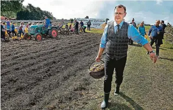  ??  ?? Premiér sklízí brambory. Bodo Ramelow není typickým levicovým politikem, a proto je v Durynsku oblíbený. FOTO REUTERS