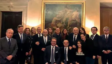  ??  ?? Tutti in visita La pattuglia pugliese di Forza Italia ricevuta a palazzo Grazioli per affrontare le questioni delle prossime amministra­tive