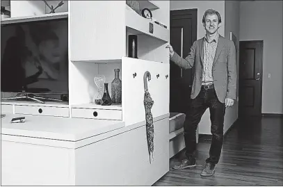  ?? [BROOKE LAVALLEY/DISPATCH] ?? Hasier Larrea, founder and CEO of Ori Systems, shows his sliding living room/bedroom-maker at Bridge Park in Dublin.