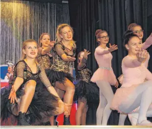  ?? FOTOS: USCHI ZURKE ?? Einen Höhepunkt boten die Blau-Weiße Garde und Prinzengar­de bei ihrem Showtanz. Auch die Tanzhexen (rechts) der NZN sind für ihre akrobatisc­he Höchstleis­tung bekannt.