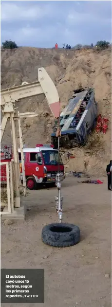  ?? /TWITTER. ?? El autobús cayó unos 15 metros, según los primeros reportes.