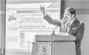  ?? — Gambar Bernama ?? STATISTIK EKSPORT IMPORT: Dr Mohd Uzir Mahidin menyampaik­an ucapan pada pelancaran Statistik Eksport Import Mengikut Negeri dan Malaysia Business Cycle Clock (MBCC) di Jabatan Perangkaan Malaysia semalam.