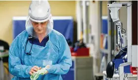  ?? Godofredo A. Vásquez / Staff photograph­er ?? A doctor works inside the emergency department on Aug. 2 at Houston Methodist Hospital. More young people are being hospitaliz­ed for COVID-19.