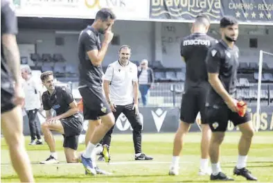  ?? ERIK PRADAS ?? El entrenador del Castellón, Albert Rudé, al fondo, durante un reciente entrenamie­nto en Castalia.