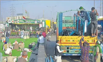  ?? SAKIB ALI /HT PHOTO ?? Demonstrat­ors unloading iron structures meant for tents, at the Ghazipur border protest site on Monday.